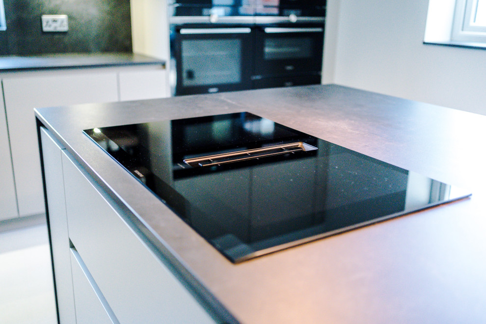 Idee per una cucina minimalista di medie dimensioni con elettrodomestici in acciaio inossidabile