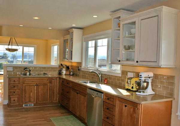 Example of a classic kitchen design in Seattle