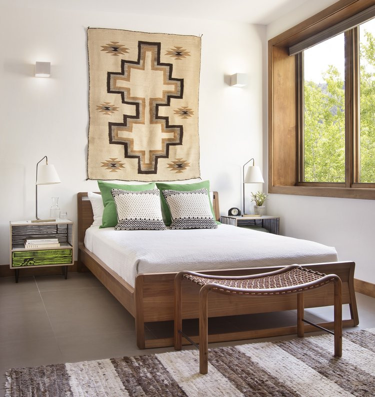 Imagen de dormitorio principal actual de tamaño medio con paredes blancas y suelo de mármol