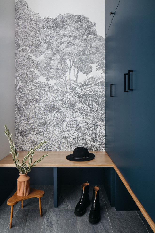 На фото: тамбур в современном стиле с серыми стенами, серым полом и обоями на стенах