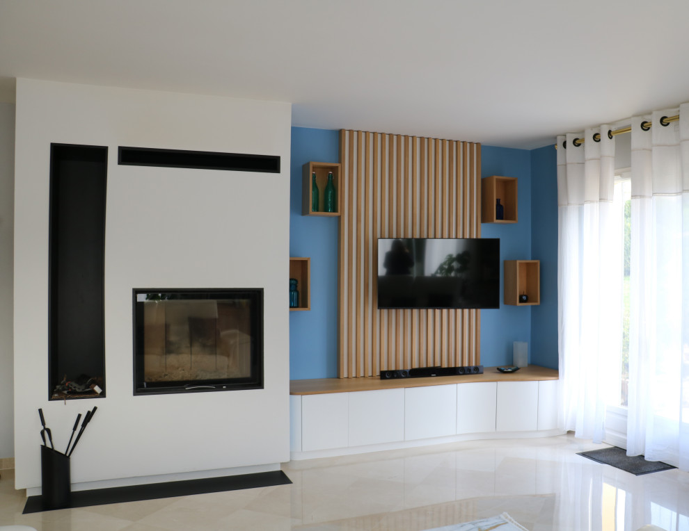 Idées déco pour un salon blanc et bois contemporain en bois avec un mur bleu et un sol en marbre.