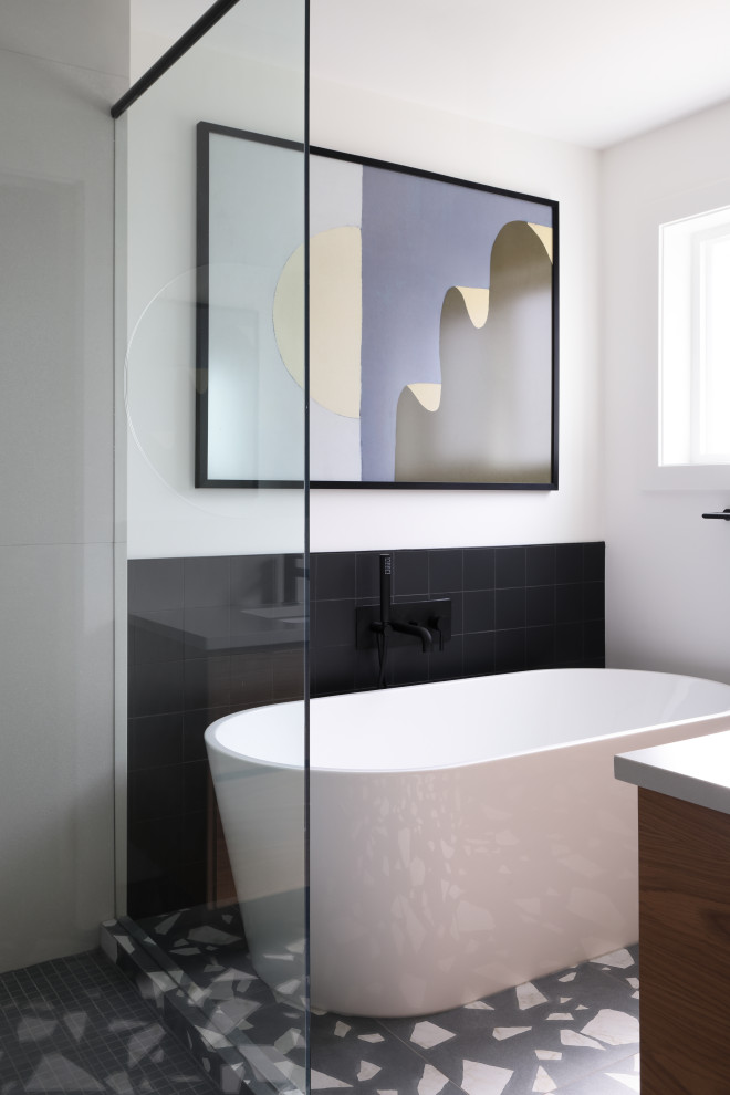Retro inredning av ett vit vitt badrum, med släta luckor, bruna skåp, en kantlös dusch, svart kakel, vita väggar, klinkergolv i keramik, blått golv och dusch med gångjärnsdörr