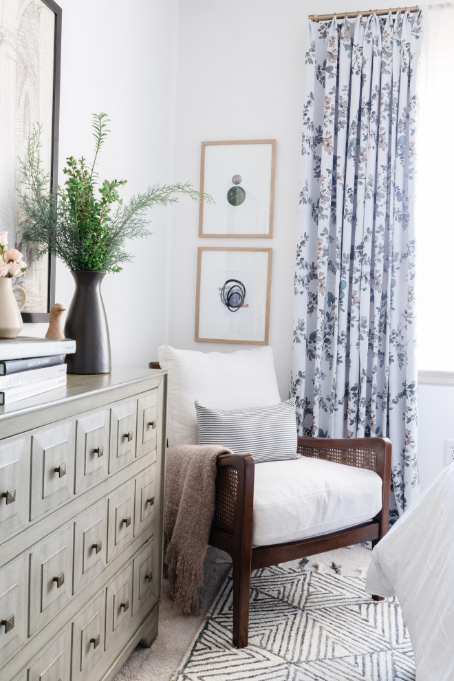 Foto de dormitorio principal contemporáneo de tamaño medio sin chimenea con paredes blancas, moqueta y suelo beige