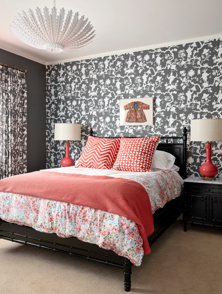Modelo de habitación de invitados tradicional renovada de tamaño medio sin chimenea con paredes negras, moqueta, suelo beige y papel pintado