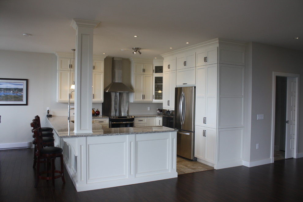 Large transitional kitchen photo