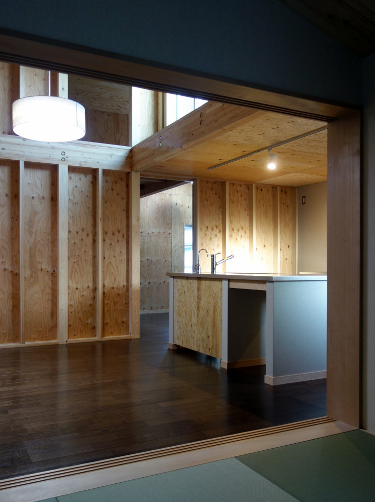 Bild på en mellanstor funkis matplats med öppen planlösning, med bruna väggar, plywoodgolv och brunt golv