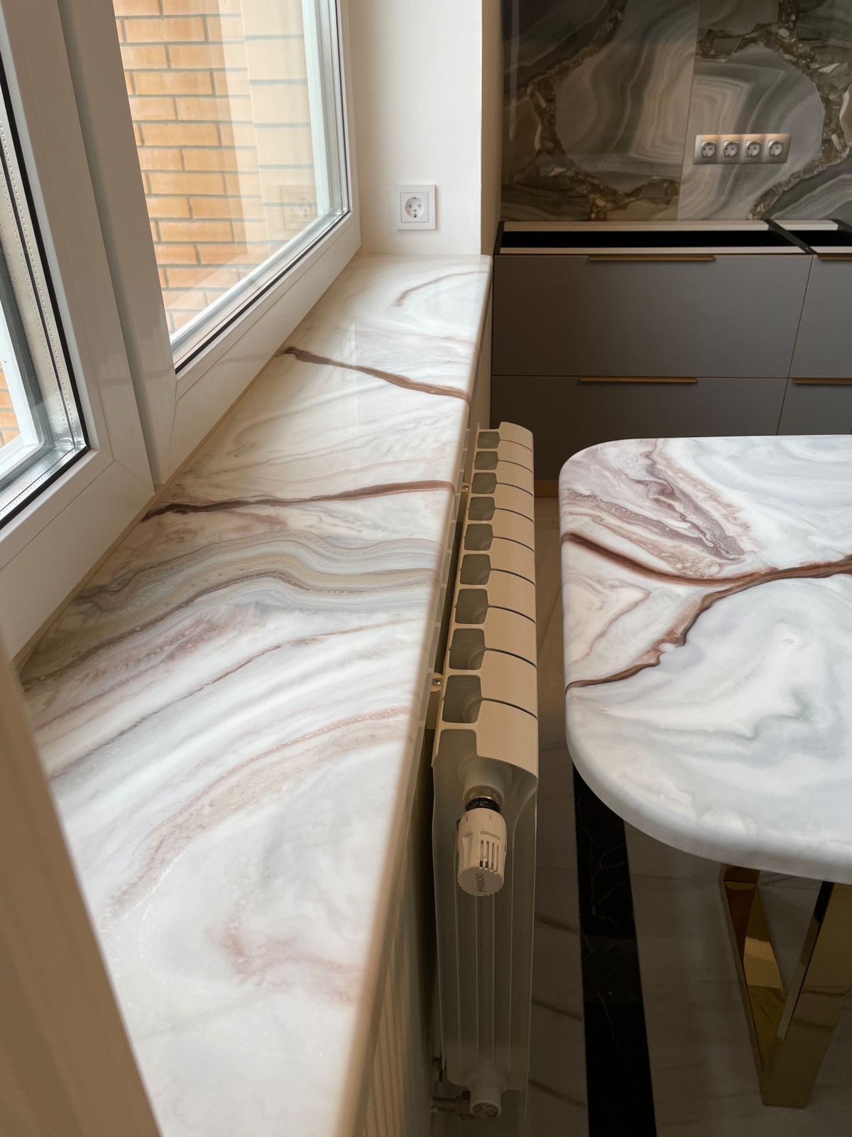 Обеденный стол с подстольем, покрытым нитрид титаном