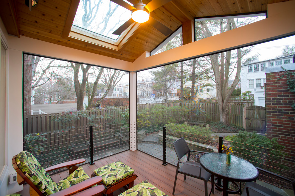 Inspiration for a small modern backyard screened-in verandah in DC Metro with concrete pavers.