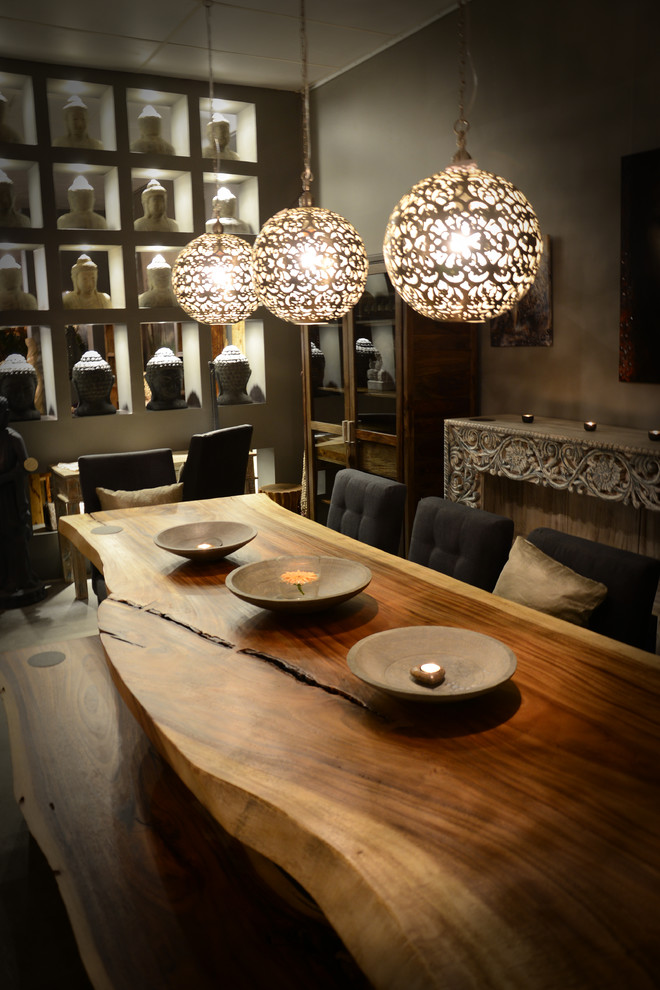 Example of a dining room design in Montreal
