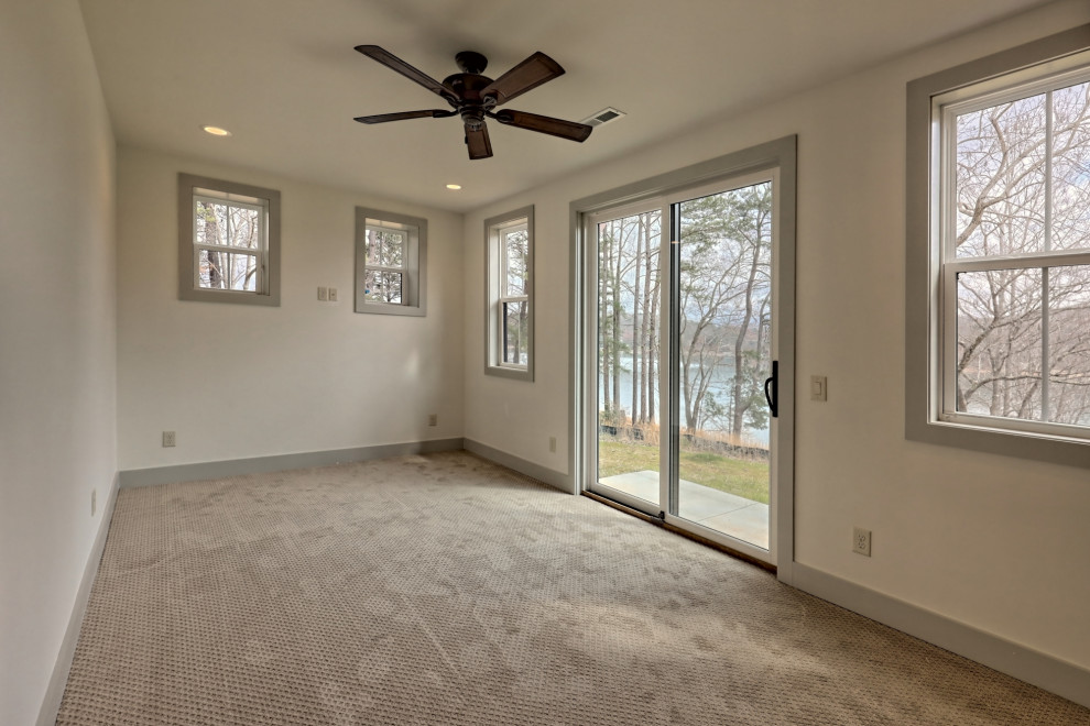 Mittelgroßer Landhaus Kraftraum mit weißer Wandfarbe, Teppichboden und grauem Boden in Atlanta