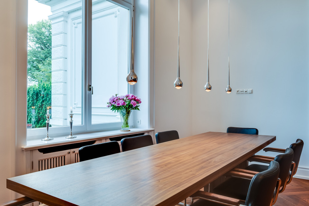 Immagine di un'ampia sala da pranzo aperta verso il soggiorno moderna con pavimento in legno verniciato, pavimento marrone e soffitto a volta