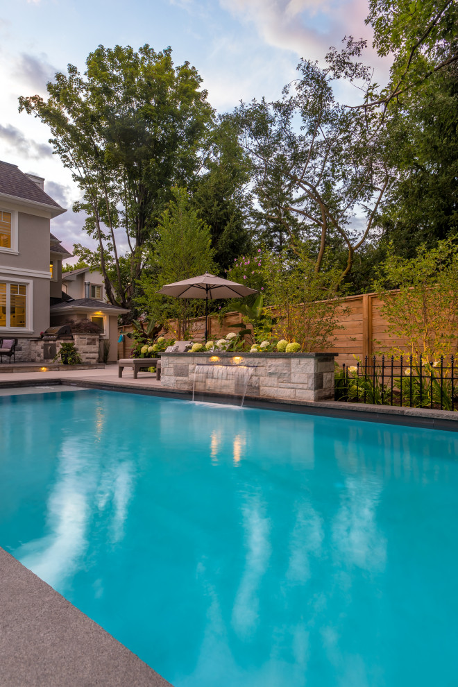 Inspiration for a mid-sized transitional landscaping in Toronto.