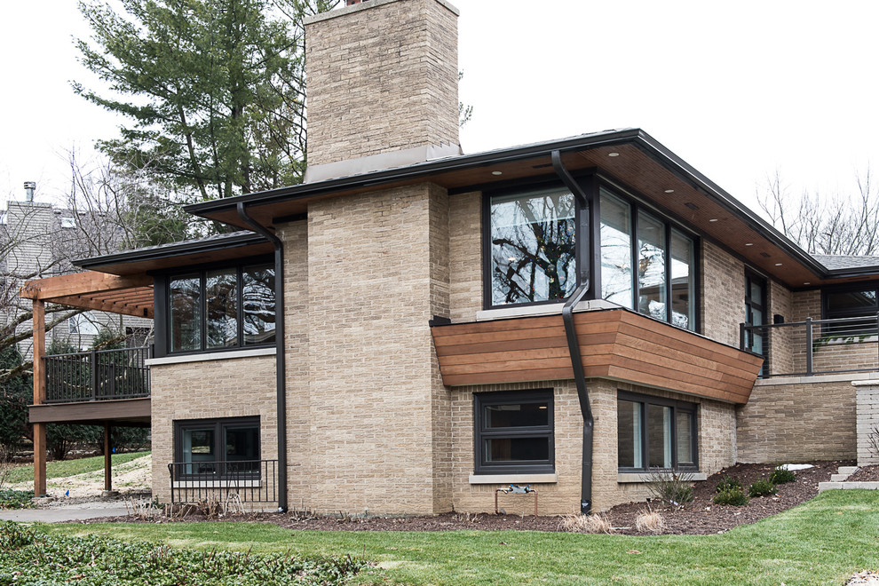 Design ideas for a midcentury split-level brick beige house exterior in Chicago.