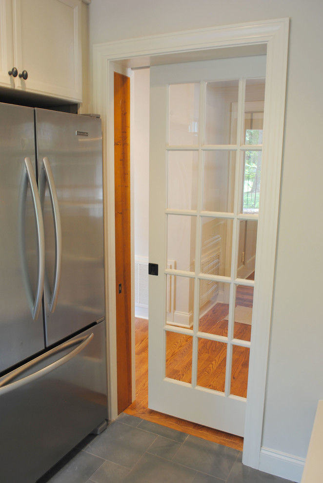 Example of a transitional entryway design in Raleigh