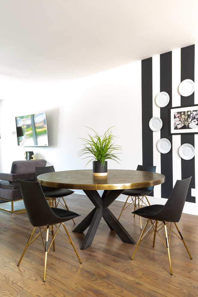 Cette image montre une salle à manger minimaliste de taille moyenne avec une banquette d'angle, un mur blanc, parquet clair, aucune cheminée et un sol marron.