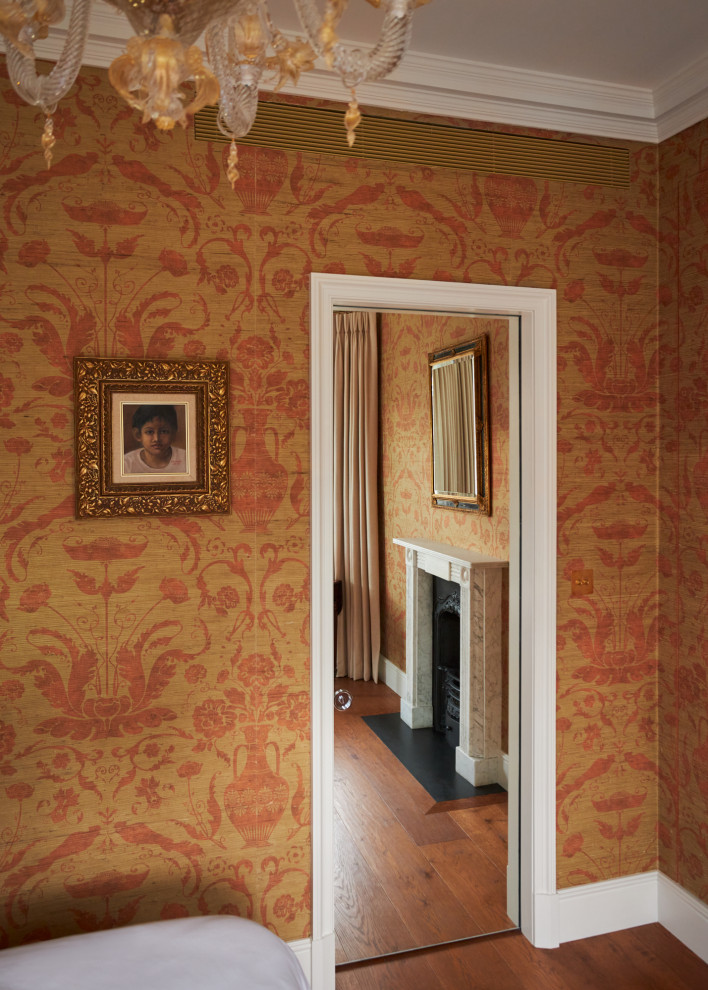 Foto de habitación de invitados ecléctica de tamaño medio con paredes multicolor y papel pintado