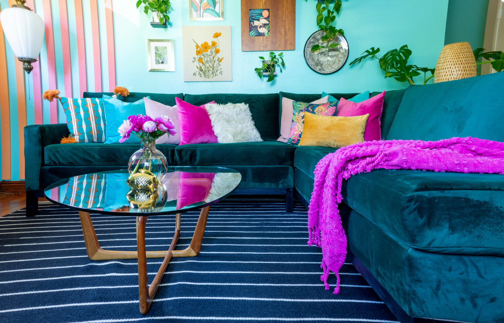 Mittelgroßes, Abgetrenntes Wohnzimmer mit blauer Wandfarbe, braunem Holzboden, TV-Wand, Wandpaneelen und rotem Boden in San Diego