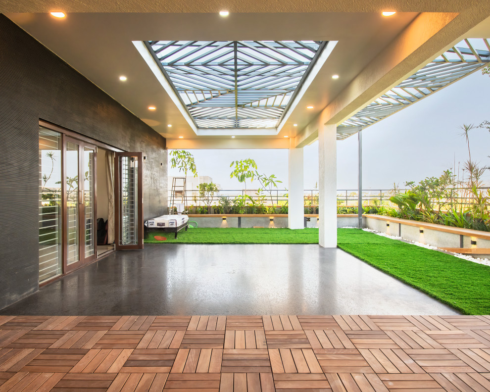 Design ideas for a contemporary deck in Bengaluru.