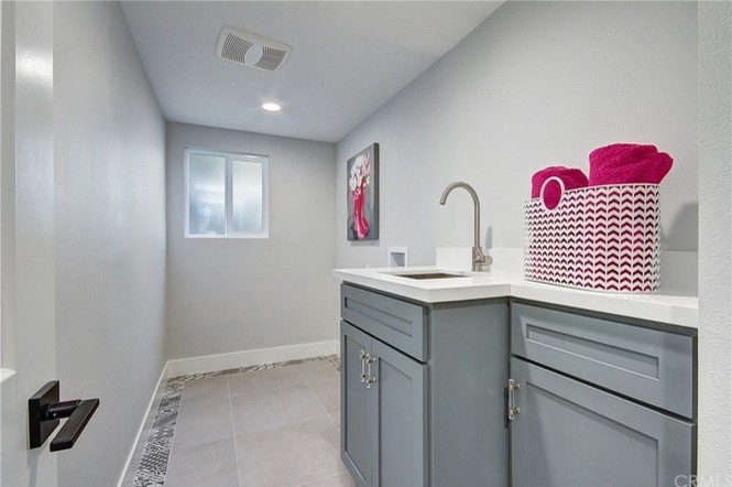 Transitional home design photo in Orange County