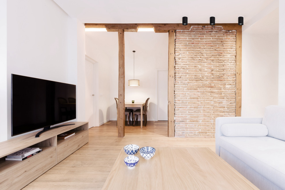 Idee per un piccolo soggiorno minimal aperto con pareti bianche, pavimento in vinile, TV autoportante, pavimento marrone, soffitto ribassato, pareti in mattoni e tappeto