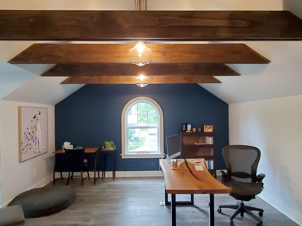 Inspiration för ett stort funkis arbetsrum, med ett bibliotek, blå väggar, mellanmörkt trägolv, ett fristående skrivbord och brunt golv