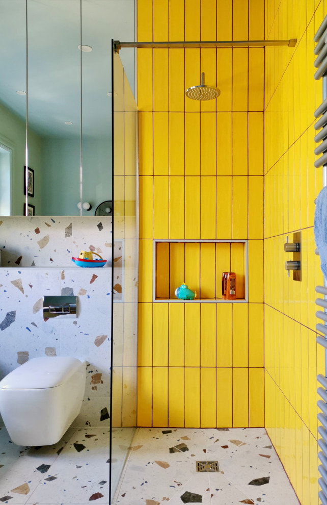 Idéer för ett mellanstort nordiskt vit badrum för barn, med grå skåp, ett platsbyggt badkar, en öppen dusch, en vägghängd toalettstol, flerfärgad kakel, porslinskakel, blå väggar, klinkergolv i porslin, ett integrerad handfat, bänkskiva i akrylsten, flerfärgat golv och med dusch som är öppen