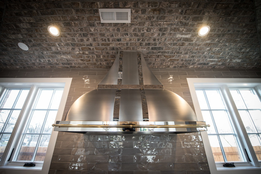 Kitchen - rustic kitchen idea in Chicago