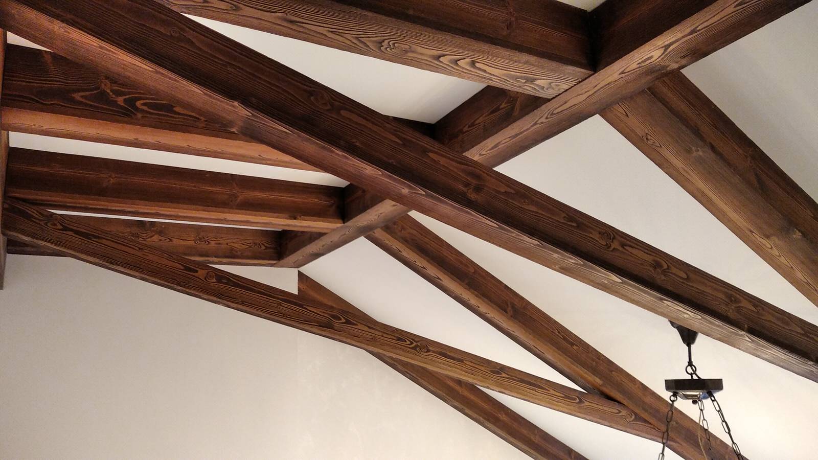 Декоративные балки из лиственницы в двухэтажной квартире в центре Москвы