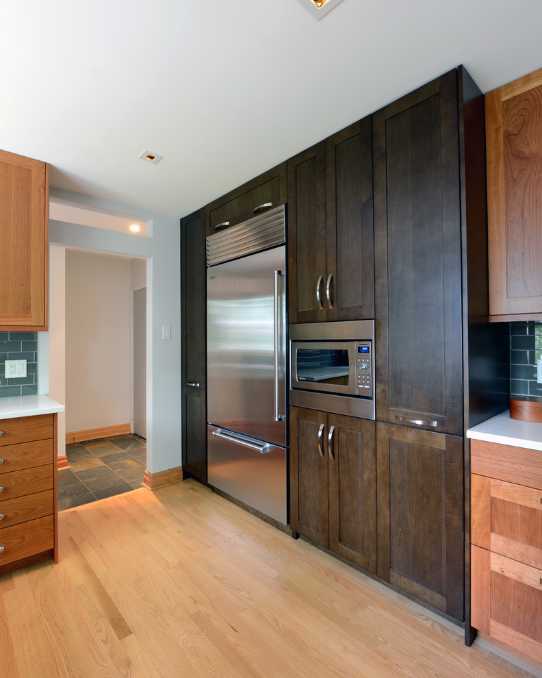 This is an example of a contemporary kitchen in Ottawa.