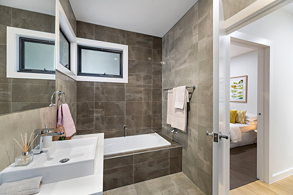 This is an example of a contemporary bathroom in Melbourne.