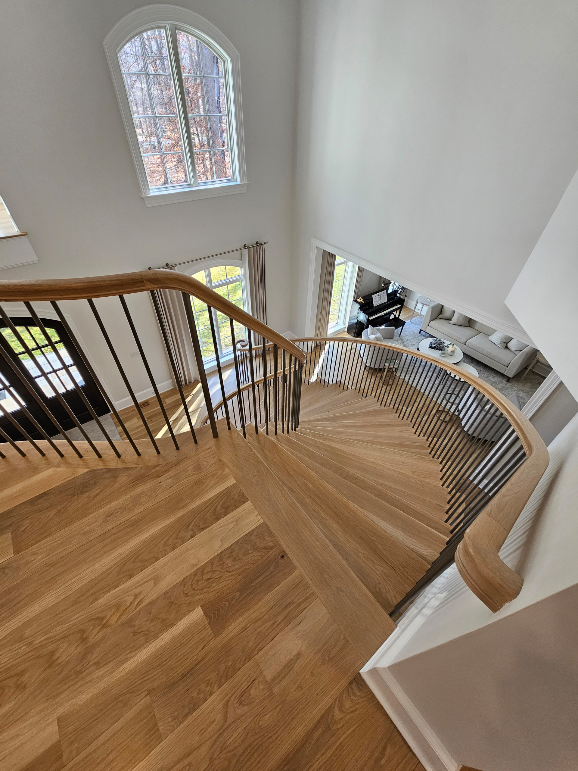 116_Elegant & Eye-catching Curved Staircase, Leesburg VA 20175