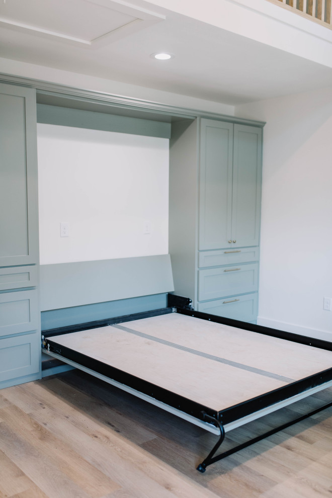 Modernes Schlafzimmer im Loft-Style mit weißer Wandfarbe, Vinylboden und braunem Boden in Dallas
