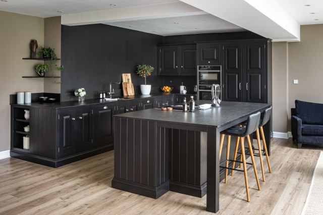 All Black Kitchen klassisch-kueche