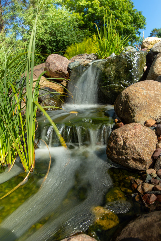 Geräumiger Eklektischer Garten im Sommer mit Flusssteinen in Milwaukee