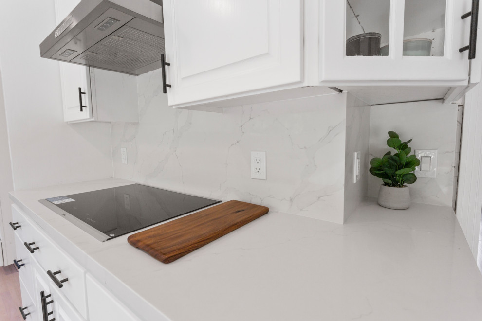 Idéer för att renovera ett mellanstort funkis grå grått kök, med en rustik diskho, skåp i shakerstil, vita skåp, marmorbänkskiva, grått stänkskydd, stänkskydd i marmor, rostfria vitvaror, vinylgolv, en halv köksö och beiget golv