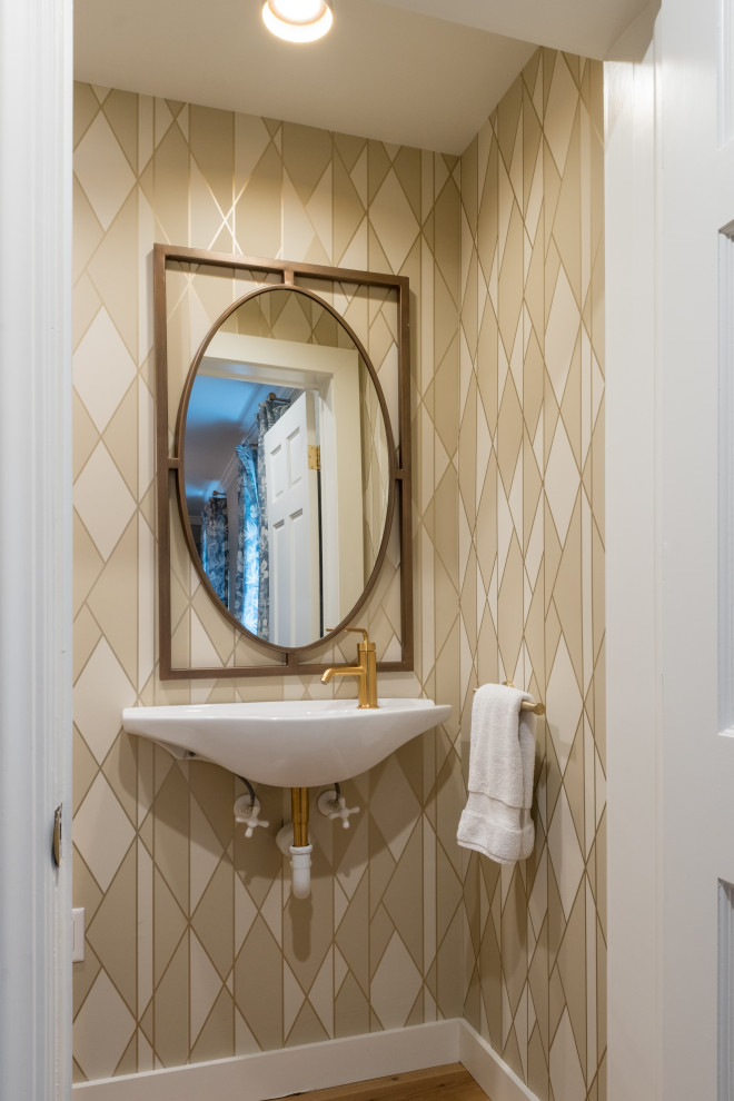 Imagen de cuarto de baño único campestre pequeño con puertas de armario blancas, suelo de madera clara, aseo y ducha, lavabo suspendido, encimeras blancas, cuarto de baño y papel pintado