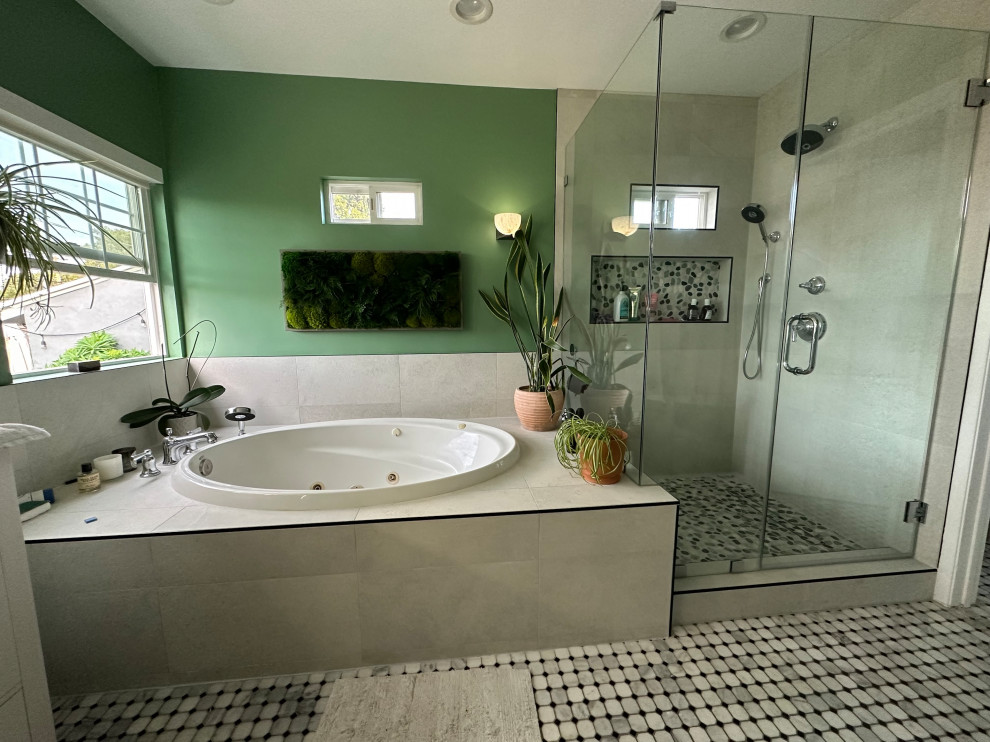 Idéer för ett mellanstort eklektiskt vit en-suite badrum, med luckor med upphöjd panel, vita skåp, ett platsbyggt badkar, en öppen dusch, beige kakel, porslinskakel, gröna väggar, bänkskiva i kvartsit och dusch med gångjärnsdörr