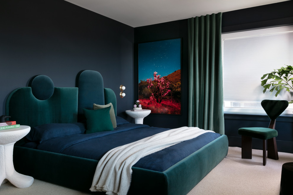 На фото: хозяйская спальня в стиле ретро с синими стенами и бежевым полом