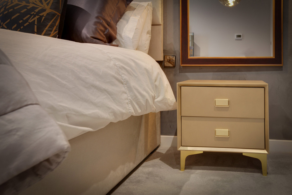 Пример оригинального дизайна: хозяйская спальня среднего размера в современном стиле с серыми стенами, ковровым покрытием, серым полом и акцентной стеной