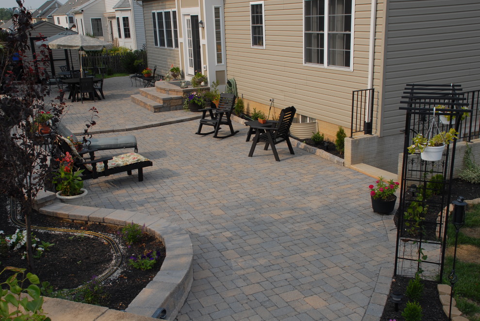 Inspiration for a mid-sized traditional backyard patio in Baltimore with concrete pavers.