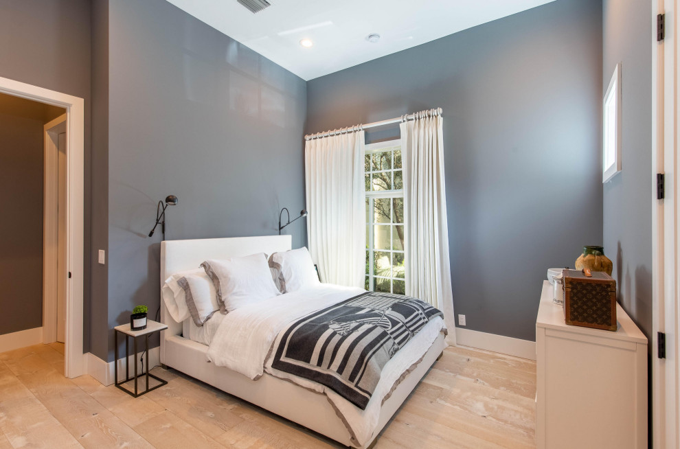 マイアミにある小さなコンテンポラリースタイルのおしゃれな客用寝室 (グレーの壁、淡色無垢フローリング、白い床)