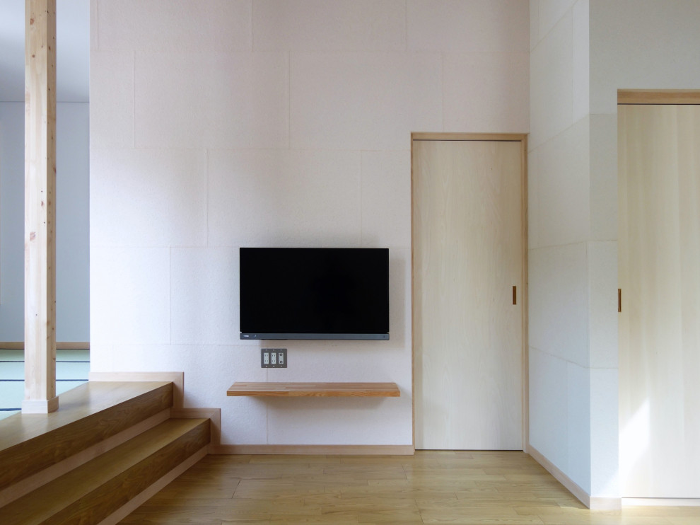 Esempio di un soggiorno design di medie dimensioni e chiuso con pareti rosa, pavimento in compensato, nessun camino, TV a parete, soffitto a volta e carta da parati