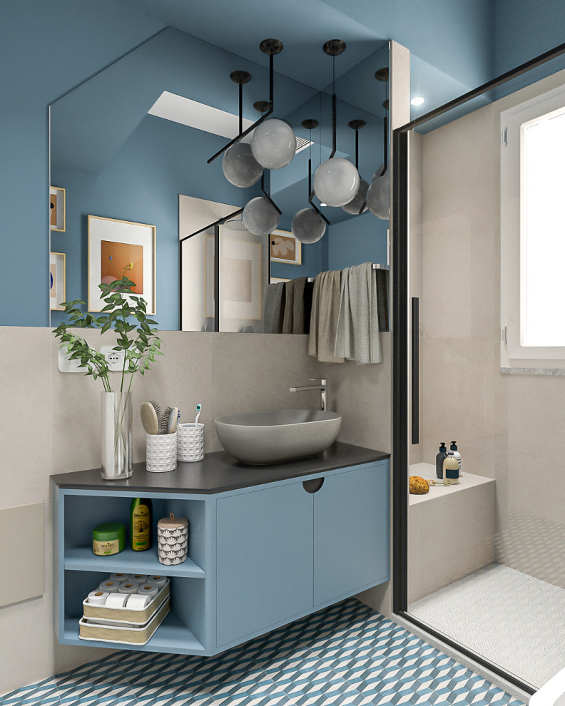Стильный дизайн: маленькая ванная комната в современном стиле с плоскими фасадами, синими фасадами, душем в нише, раздельным унитазом, бежевой плиткой, керамогранитной плиткой, синими стенами, полом из керамогранита, душевой кабиной, настольной раковиной, столешницей из искусственного камня, разноцветным полом, душем с раздвижными дверями, черной столешницей, сиденьем для душа, тумбой под одну раковину, подвесной тумбой и многоуровневым потолком для на участке и в саду - последний тренд