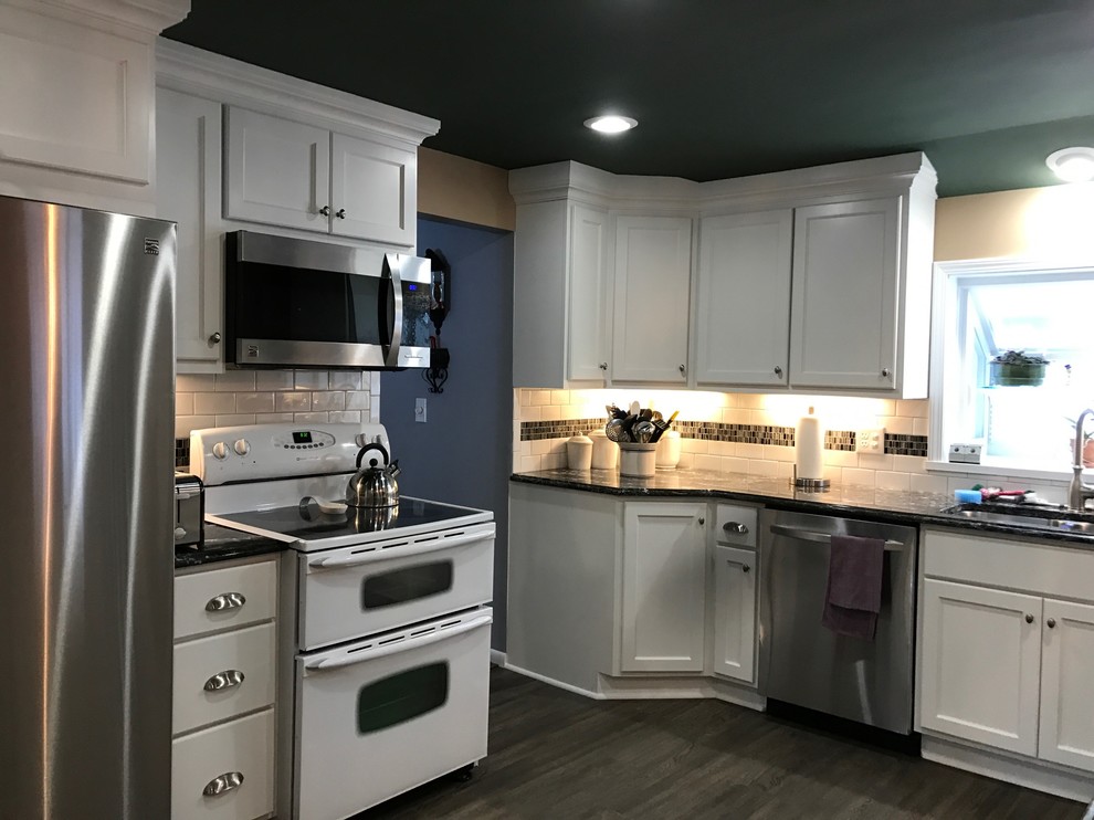 Eat-in kitchen - mid-sized transitional u-shaped medium tone wood floor eat-in kitchen idea in New York with a double-bowl sink, shaker cabinets, white cabinets, granite countertops, white backsplash, subway tile backsplash and stainless steel appliances