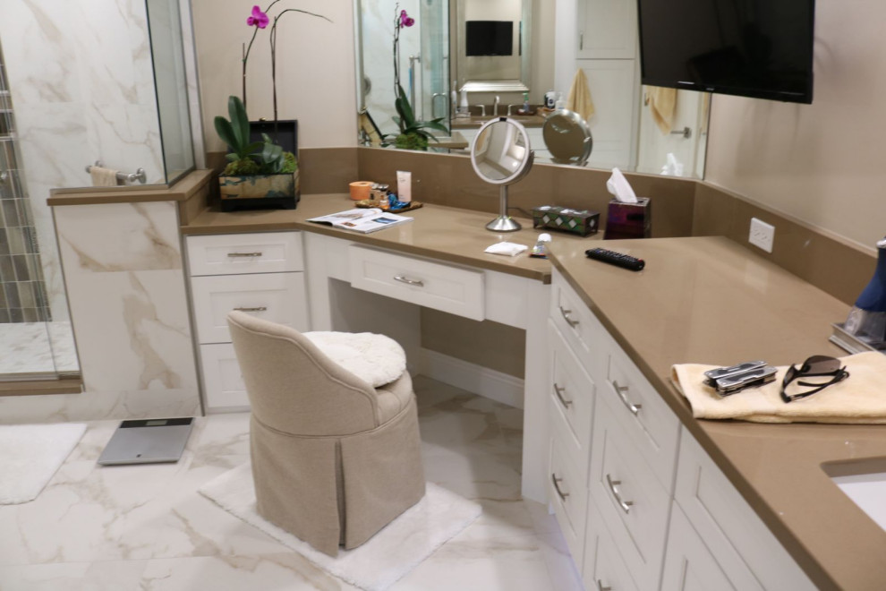 Example of a transitional home design design in Miami
