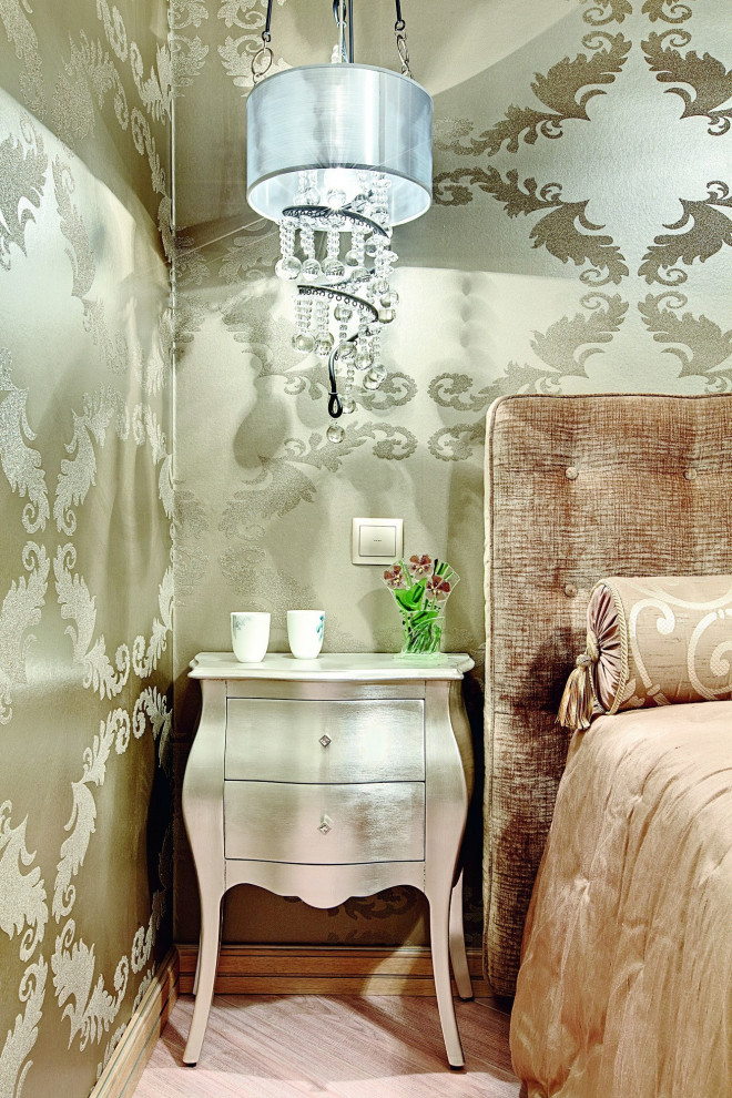 Modelo de dormitorio principal clásico renovado de tamaño medio con paredes beige, suelo de madera clara, suelo beige, bandeja y papel pintado