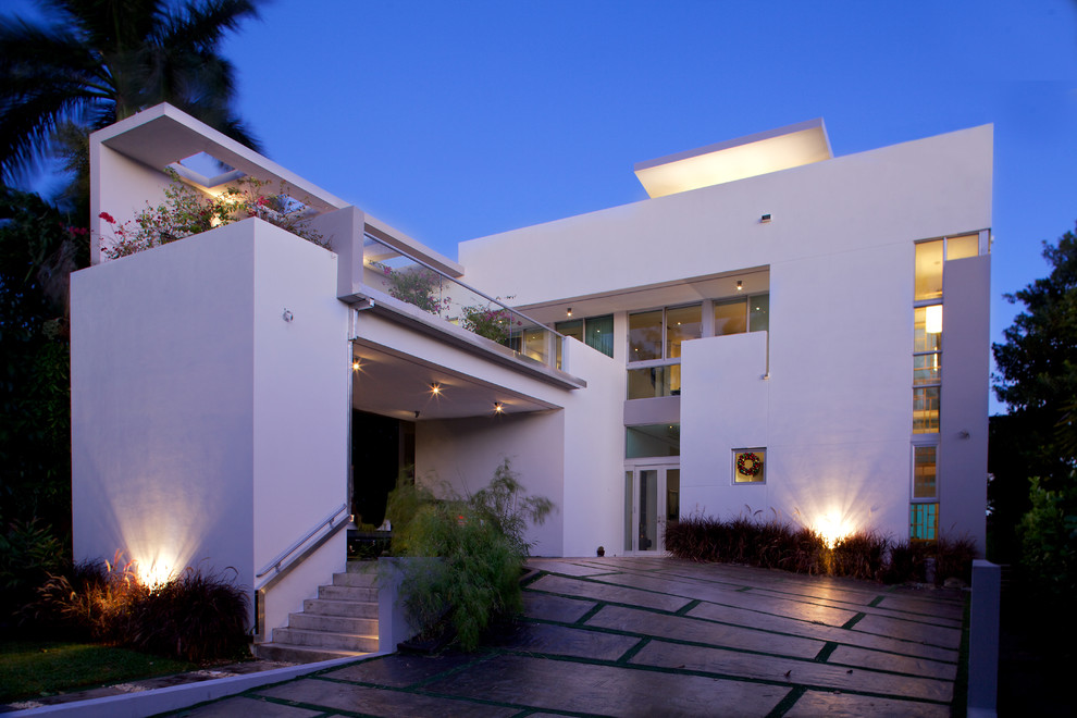 Design ideas for a modern exterior in Miami.