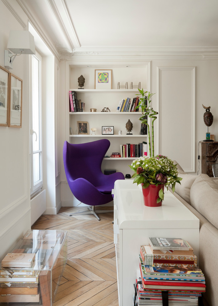 Design ideas for a scandinavian living room in Paris with white walls and light hardwood floors.