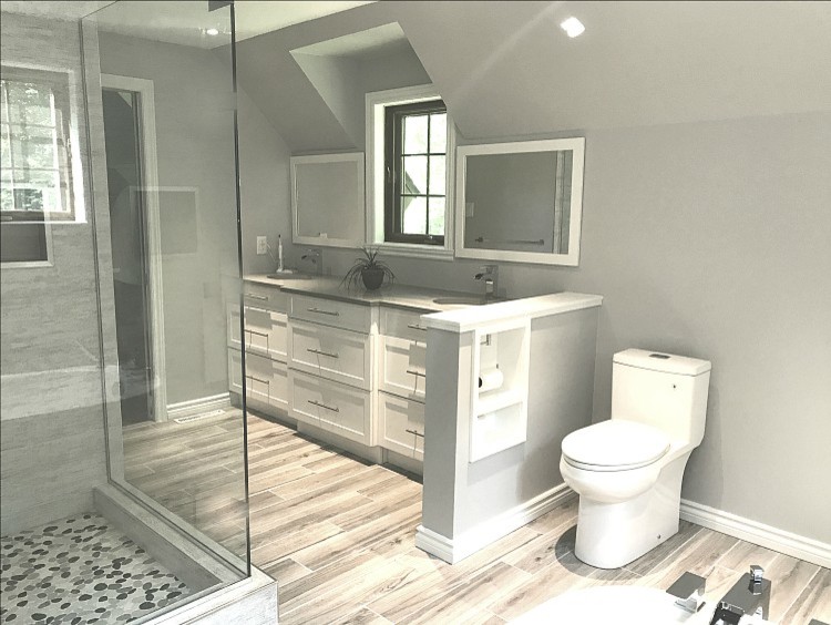 This is an example of a transitional bathroom in Montreal.