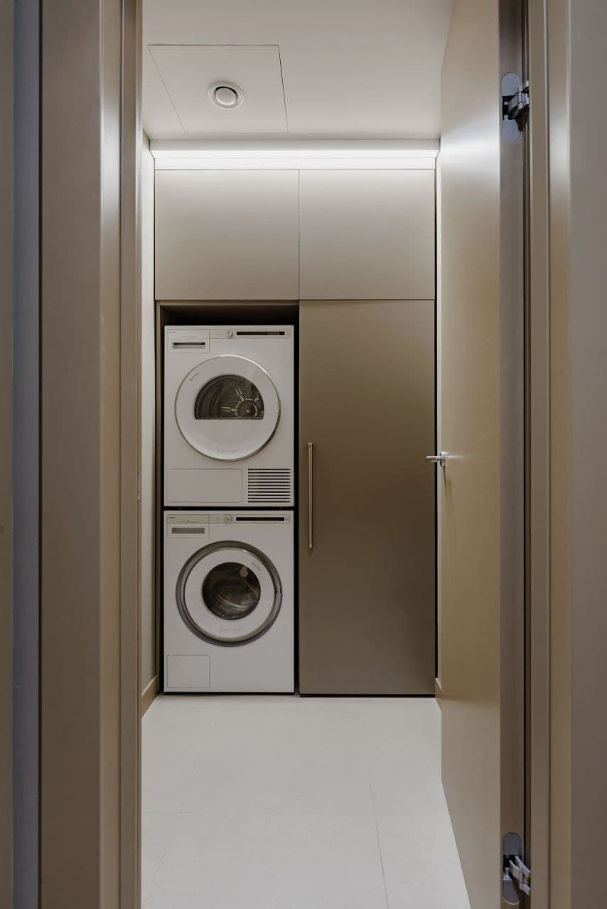 Шкаф в постирочную для стиральной и сушильной машин